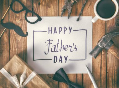 Mutlu babalar günü! Kartpostal ahşap masa arka plan üzerinde.