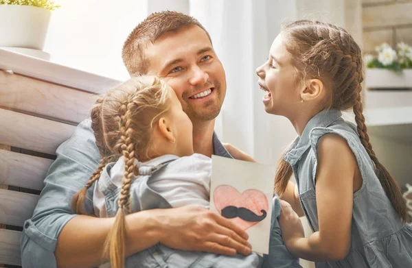 Boldog Apák Napját Gyerekek Lányai Gratulálnak Apának Képeslapot Adnak Neki — Stock Fotó