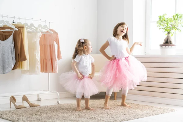 Щасливі Дівчата Одягаються Вдома Веселі Милі Діти Розважаються Кімнаті — стокове фото