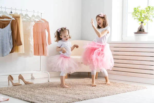Ευτυχισμένος Κορίτσια Ντύσει Επάνω Στο Σπίτι Αστεία Υπέροχο Παιδιά Διασκεδάζουν — Φωτογραφία Αρχείου