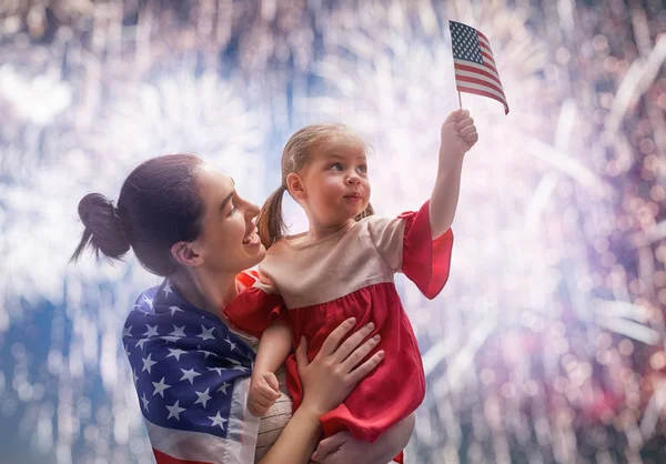 愛国心が強い休日 幸せな子供 かわいい子女の子とアメリカの国旗を彼女の母 米国を祝う — ストック写真