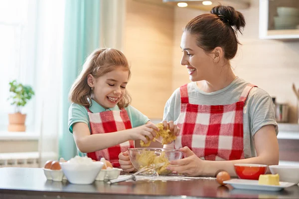 Glücklich Liebende Familie Bereiten Gemeinsam Backwaren Mutter Und Tochter Kochen — Stockfoto