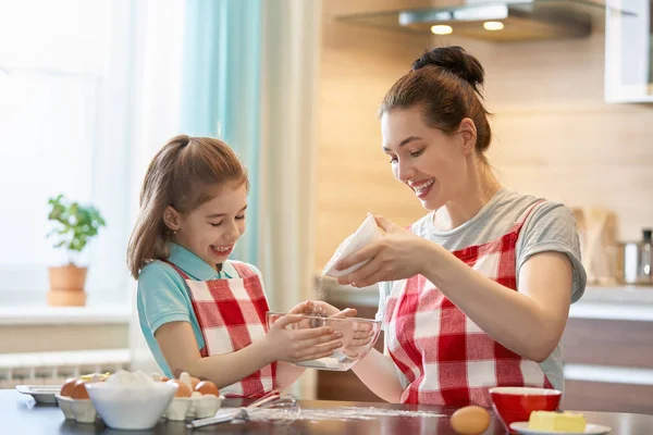 Glücklich Liebende Familie Bereiten Gemeinsam Backwaren Mutter Und Tochter Kochen — Stockfoto