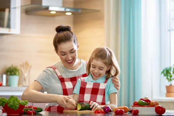 健康的食物在家里 幸福的家庭在厨房里 母亲和孩子的女儿正在准备蔬菜 — 图库照片