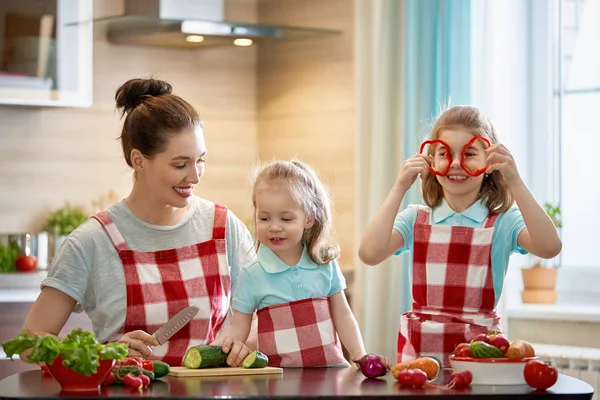 Υγιεινών Τροφίμων Στο Σπίτι Ευτυχισμένη Οικογένεια Στην Κουζίνα Μητέρα Και — Φωτογραφία Αρχείου