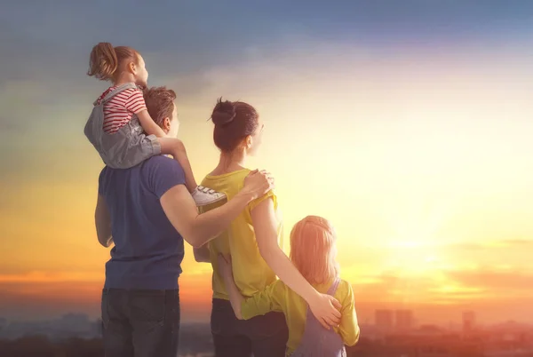 幸福的家庭 在日落时 母亲和两个孩子女儿开心 在自然中发挥 小孩坐在他父亲的肩膀上 — 图库照片