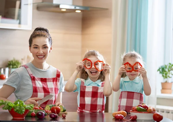 Comida Saludable Casa Familia Feliz Cocina Madre Hijos Hijas Están — Foto de Stock