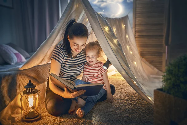 Familienschlaf Mutter Und Tochter Lesen Zelt Ein Buch Hübsche Junge — Stockfoto