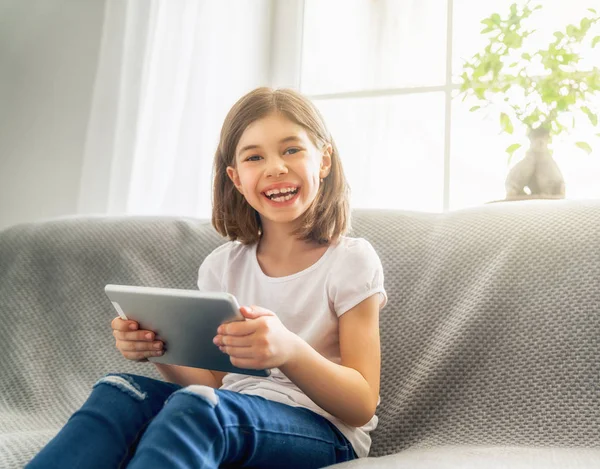 Ευτυχισμένος Κορίτσι Παίζει Tablet Στο Σπίτι Αστεία Όμορφο Παιδί Διασκεδάζοντας — Φωτογραφία Αρχείου