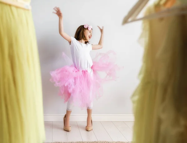 Menina Feliz Vestir Casa Engraçado Linda Criança Está Divertindo Quarto — Fotografia de Stock