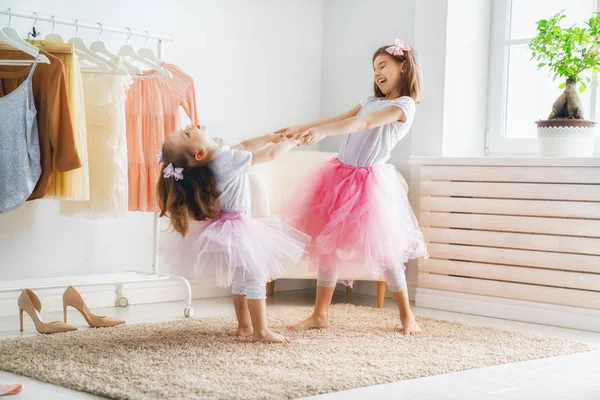 Щасливі Дівчата Одягаються Вдома Веселі Милі Діти Розважаються Кімнаті — стокове фото