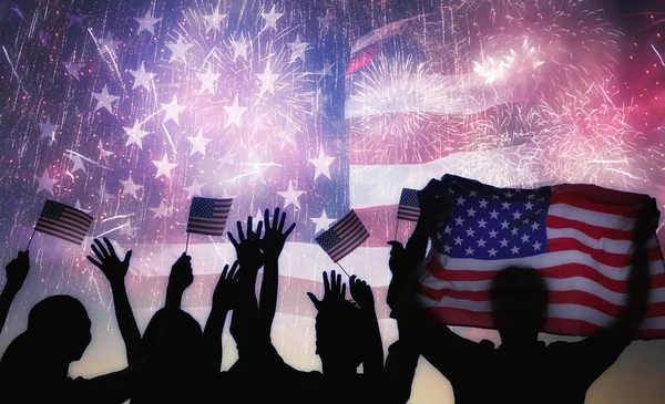 Patriotyczne Święto Sylwetki Osób Posiadających Flagi Usa Ameryce Okazji Lipca — Zdjęcie stockowe