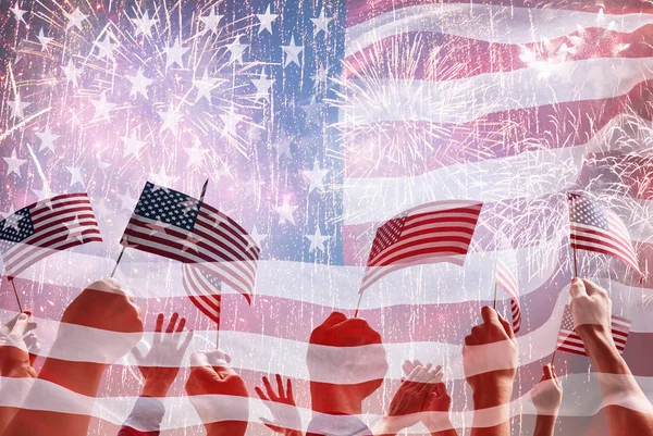Патріотичні Свято Руки Людей Які Тримають Прапори Сша Америка Святкуйте — стокове фото