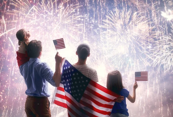 Hazafias Ünnep Boldog Család Szülők Lánya Gyermek Lány Amerikai Zászlót — Stock Fotó