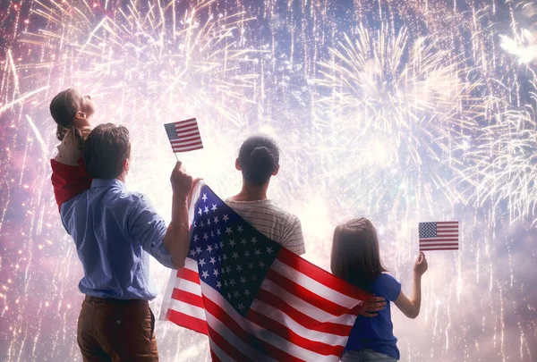 Vacaciones Patrióticas Familia Feliz Padres Hija Niña Con Bandera Americana — Foto de Stock