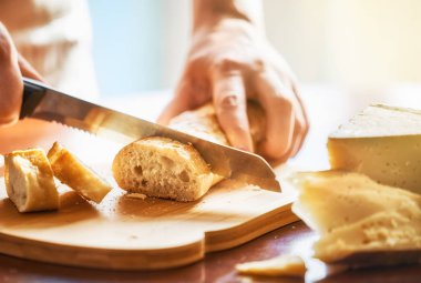 Kişi kesme ekmek ve peynir ahşap tablo.