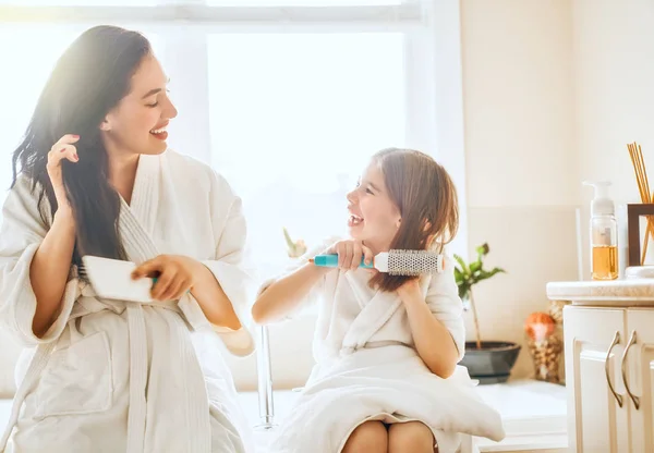 Família Feliz Mãe Filha Criança Menina Estão Penteando Cabelo Banheiro — Fotografia de Stock