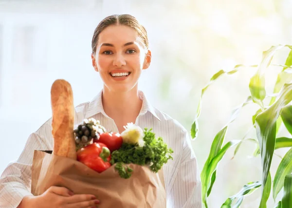 Młoda Kobieta Trzyma Torbę Zakupy Warzywami — Zdjęcie stockowe