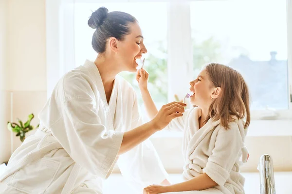 Familia Feliz Madre Hija Niña Están Cepillándose Los Dientes Cepillos — Foto de Stock