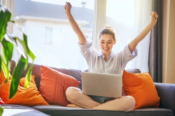 Feliz Mulher Bonita Casual Trabalhando Laptop Sentado Chão Sala Estar — Fotografia de Stock