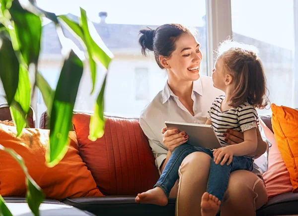 Joyeux Famille Aimante Jeune Mère Fille Fille Jouent Dans Chambre — Photo