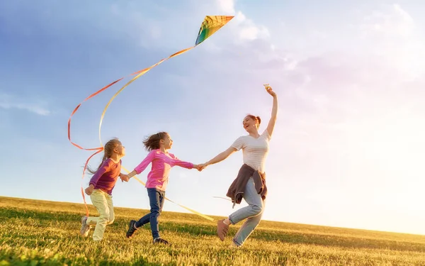 Glückliche Familie Die Draußen Spielt Mutter Und Kinder Laufen Sommer — Stockfoto