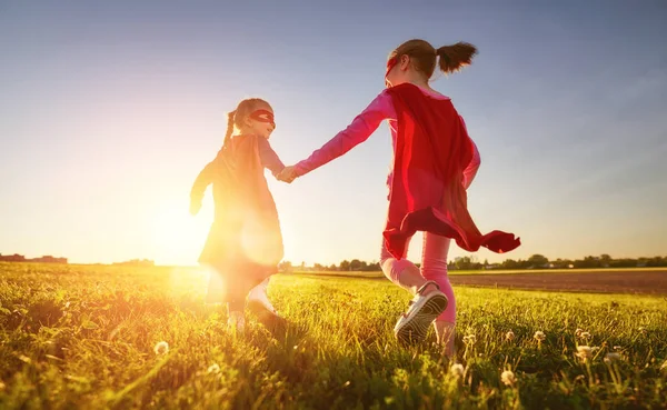 Två Små Barn Spelar Superhjälte Barnen Bakgrunden Solnedgång Sky Girl — Stockfoto