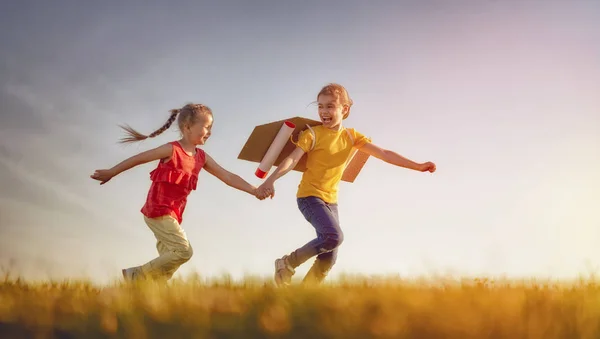Маленькие Дети Играют Астронавтов Девушки Бегут Веселятся Парке Фоне Заката — стоковое фото