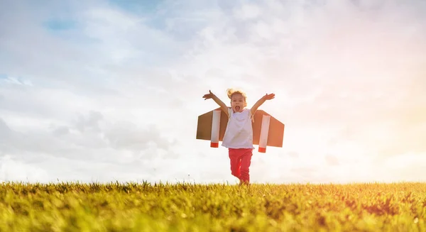 Liten Flicka Leker Astronaut Barn Flyr Bakgrunden Solnedgång Sky Kid — Stockfoto