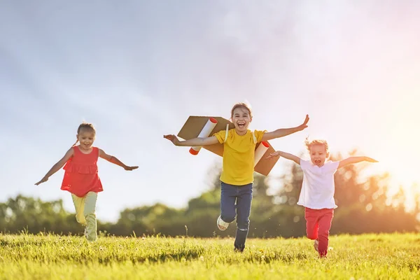 Niños Jugando Astronauta Chicas Huyendo Divirtiéndose Parque Fondo Del Atardecer — Foto de Stock