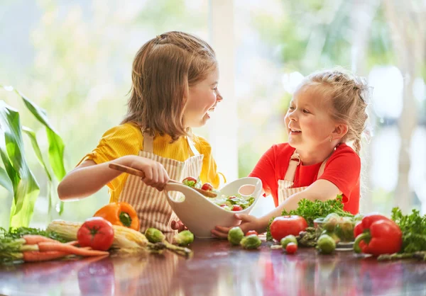 Comida Saudável Casa Uma Família Feliz Cozinha Duas Crianças Engraçadas — Fotografia de Stock