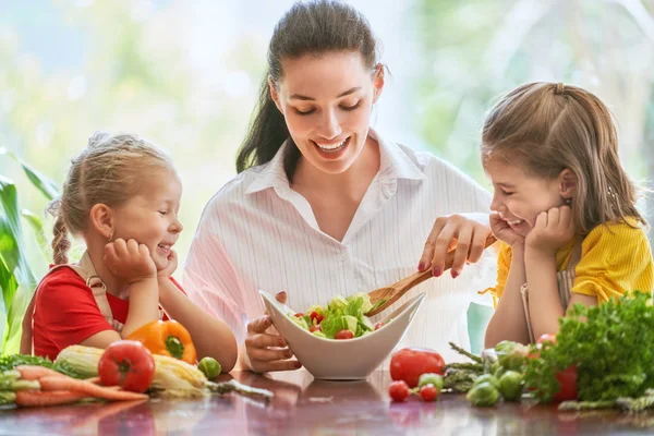 Здоровое Питание Дома Счастливая Семья Кухне Мать Дети Дочери Готовят — стоковое фото