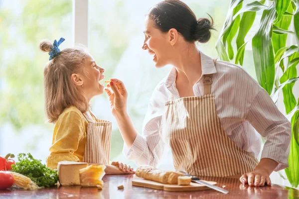 Familienfrühstück Mutter Und Ihre Tochter Schneiden Morgens Brot Und Käse — Stockfoto