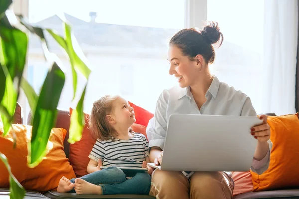幸福美满的家庭 年轻的母亲和女儿的女孩在房间里玩耍 有趣的妈妈和可爱的孩子正在玩笔记本电脑 — 图库照片