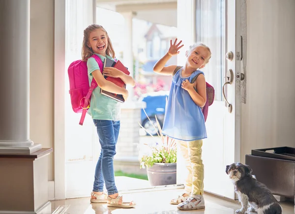 小学校の生徒 バックパックを持つ女の子は 自宅から学校につもりです レッスンの始まり 秋の最初の日 — ストック写真