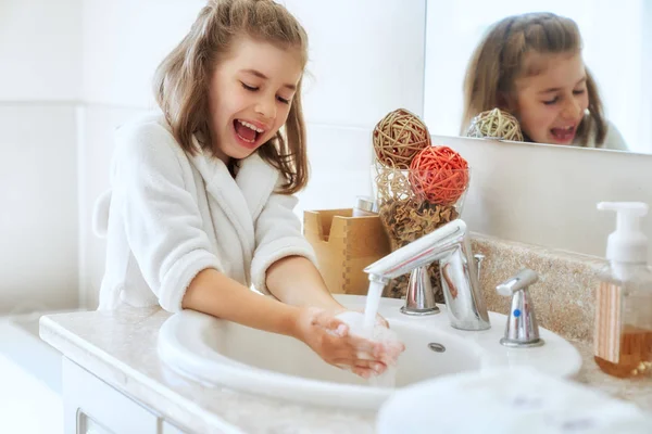 Menina Bonito Está Lavando Mãos Sob Água Corrente — Fotografia de Stock
