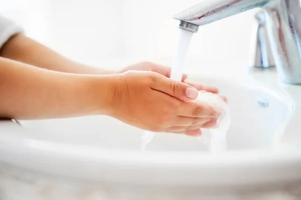 Παιδί Πλύσιμο Των Χεριών Τρεχούμενο Νερό — Φωτογραφία Αρχείου