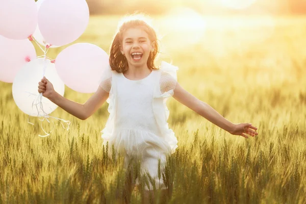 Gelukkig Kind Plezier Natuur Zomer Kind Lachen Spelen Weide Bij — Stockfoto