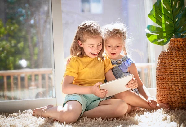 Χαριτωμένα Παιδάκια Παίζουν Τάμπλετ Ευτυχισμένα Κορίτσια Στο Σπίτι Αστείες Όμορφες — Φωτογραφία Αρχείου