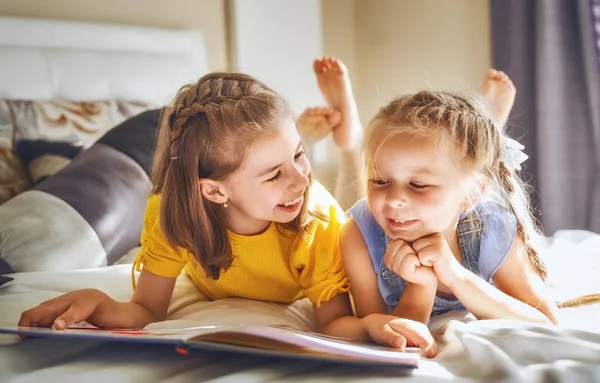 Lindos Niños Niñas Están Leyendo Libro Cama Habitación Casa — Foto de Stock