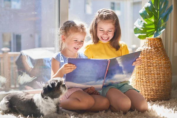 Roztomilé Děti Dívky Čtou Knihu Sedí Podlaze Pokoji Doma — Stock fotografie