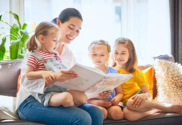 Feliz Familia Amorosa Bonita Madre Joven Leyendo Libro Sus Hijas — Foto de Stock