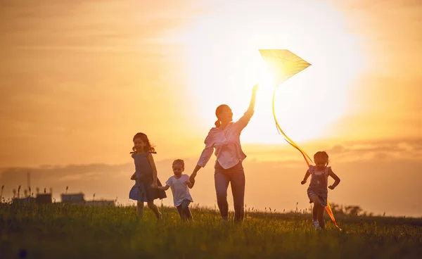 Famiglia Felice Che Gioca All Aperto Madre Bambini Che Corrono — Foto Stock