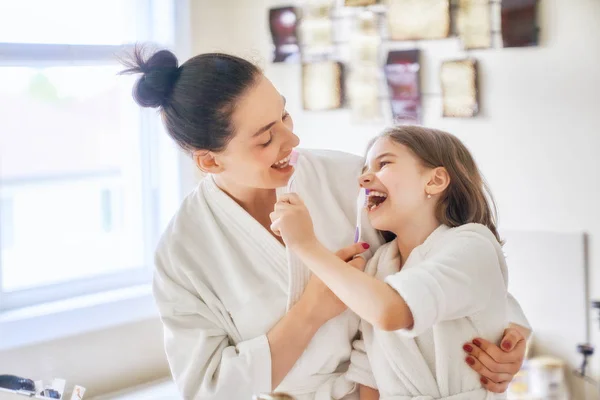 Família Feliz Mãe Filha Criança Menina Estão Escovando Escovas Dentes — Fotografia de Stock