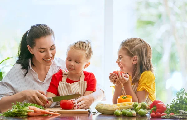 Comida Saudável Casa Uma Família Feliz Cozinha Mãe Filhos Filhas — Fotografia de Stock