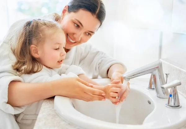 Menina Bonito Sua Mãe Estão Lavando Mãos Sob Água Corrente — Fotografia de Stock