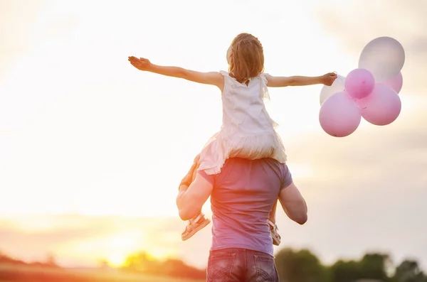 Gelukkige Liefdevolle Familie Vader Zijn Dochter Kind Spelen Knuffelen Buitenshuis — Stockfoto