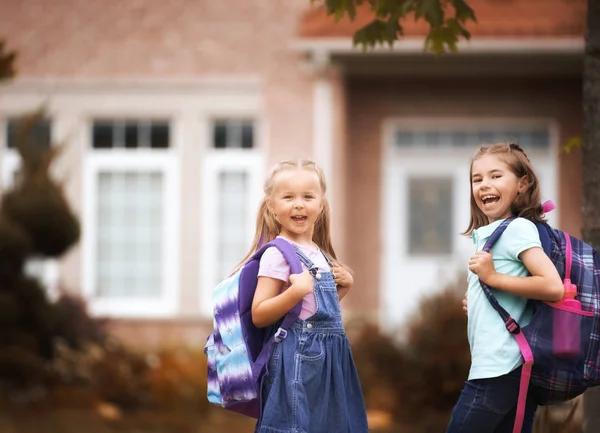 小学校の生徒 建物の屋外付近のバックパックと女の子 レッスンの始まり 秋の最初の日 — ストック写真