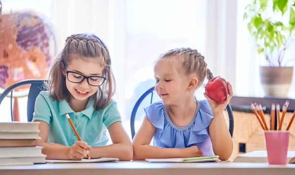 Okula Dönüş Mutlu Sevimli Çalışkan Çocuk Bir Masada Kapalı Oturuyorsun — Stok fotoğraf