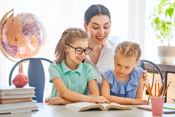 Família Feliz Mulher Crianças Estão Lendo Livro Volta Escola — Fotografia de Stock